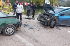 bilecik-haber_erdek-te-iki-otomobilin-carpistigi-kazada-iki-kisi-yaralandi-41297.jpg