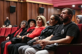bilecik-haber_eski-milletvekili-anbarcioglu-nun-rol-aldigi-alpagut-dilaverleri-oyunu-izleyicilerle-bulustu-44061.jpg