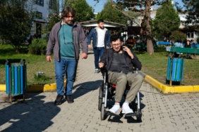 bilecik-haber_genetik-kas-hastasi-iki-cocugunu-egitim-yolculuklarinda-yalniz-birakmiyor-44458.jpg