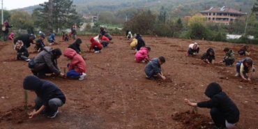 bilecik-haber_hendek-te-ilkokul-ogrencileri-101-fidani-toprakla-bulusturdu-41251.jpg