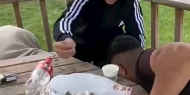 bilecik-haber_inegol-de-kameralardan-tespit-edilen-genclere-parka-attiklari-copler-temizletildi-42424.jpg