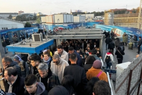 bilecik-haber_istanbul-da-bazi-metrobus-duraklarinda-yolcu-yogunlugu-42807.jpg