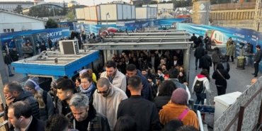 bilecik-haber_istanbul-da-bazi-metrobus-duraklarinda-yolcu-yogunlugu-42807.jpg