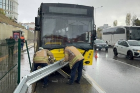 bilecik-haber_kadikoy-de-iett-otobusu-bariyere-saplandi-42370.jpg
