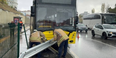 bilecik-haber_kadikoy-de-iett-otobusu-bariyere-saplandi-42370.jpg