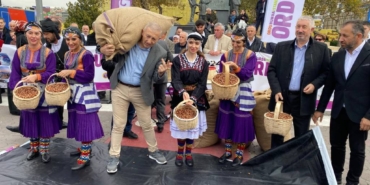 bilecik-haber_kadikoy-de-ordu-dernekleri-federasyonu-bando-takimi-esliginde-findik-dagitti-42611.jpg