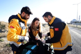 bilecik-haber_kadin-paramedik-ambulans-soforu-hayat-kurtarmak-icin-saniyelerle-yarisiyor-46740.jpg
