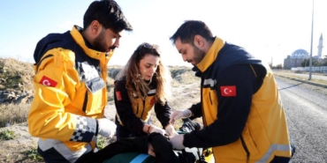 bilecik-haber_kadin-paramedik-ambulans-soforu-hayat-kurtarmak-icin-saniyelerle-yarisiyor-46740.jpg