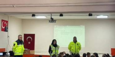 bilecik-haber_karacabey-de-jandarma-ve-polis-trafik-ekiplerinden-ogrencilere-trafik-semineri-41834.jpg