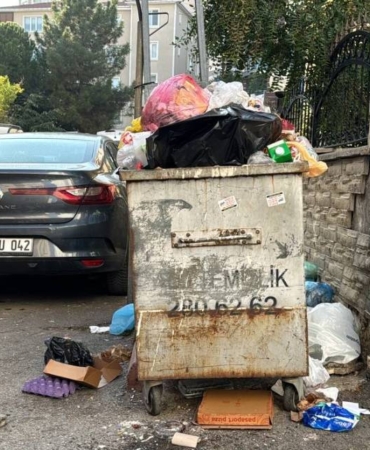 bilecik-haber_kartal-da-iscilerin-grevi-nedeniyle-cop-yiginlari-olustu-40642.jpg