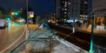 bilecik-haber_kartal-da-kontrolden-cikan-otomobil-marmaray-hattinin-duvarinda-asili-kaldi-42739.jpg