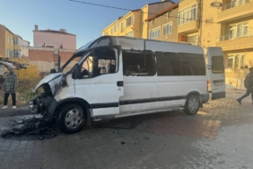 bilecik-haber_kirklareli-nde-park-halindeki-minibus-yandi-45933.jpg