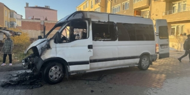 bilecik-haber_kirklareli-nde-park-halindeki-minibus-yandi-45933.jpg