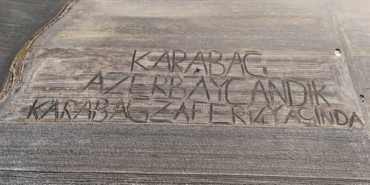 bilecik-haber_kirklarelili-ciftci-tarlasina-pullukla-karabag-azerbaycan-dir-karabag-zaferi-4-yasinda-yazdi-41538.jpg