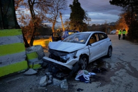 bilecik-haber_kocaeli-de-beton-dubaya-carpan-otomobilin-surucusu-yaralandi-45225.jpg