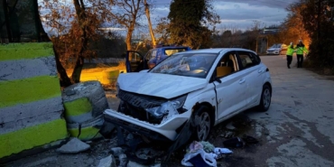 bilecik-haber_kocaeli-de-beton-dubaya-carpan-otomobilin-surucusu-yaralandi-45225.jpg