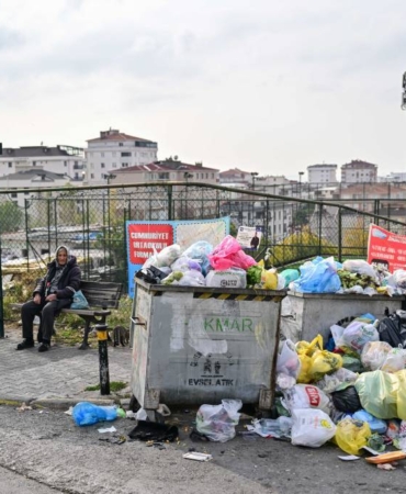 bilecik-haber_maltepe-de-iscilerin-grevi-nedeniyle-sokaklarda-cop-yiginlari-olustu-42973.jpg