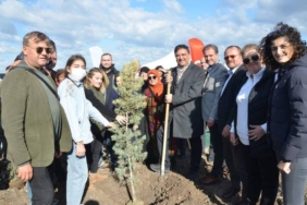 bilecik-haber_mudanya-da-organ-bagisi-donorleri-anisina-fidanlar-toprakla-bulusturuldu-41719.jpg