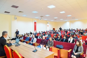 Müdür Yoldaş üniversitede konuştu