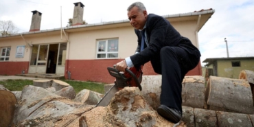bilecik-haber_muharrem-ogretmen-koy-okulundaki-sobalari-yakip-ogrencilerini-ihlamurla-karsiliyor-45298.jpg
