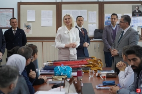 Öğretmenlerini unutmadı