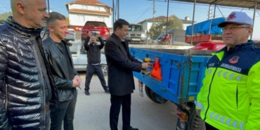 bilecik-haber_pamukova-da-ciftcilere-traktorlere-reflektor-takilmasinin-onemi-anlatildi-46940.jpg
