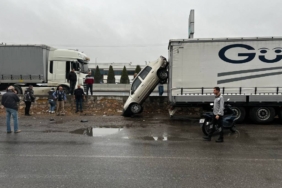 bilecik-haber_sakarya-da-bariyerleri-asan-otomobil-tirin-dorsesinde-asili-kaldi-43431.jpg