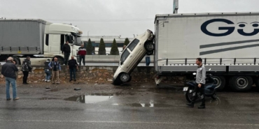 bilecik-haber_sakarya-da-bariyerleri-asan-otomobil-tirin-dorsesinde-asili-kaldi-43431.jpg