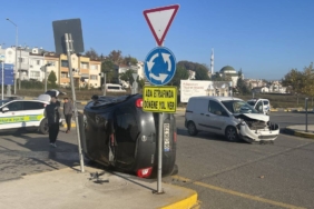 bilecik-haber_sakarya-da-hafif-ticari-aracla-carpisarak-devrilen-otomobilin-surucusu-yaralandi-41320.jpg