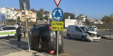 bilecik-haber_sakarya-da-hafif-ticari-aracla-carpisarak-devrilen-otomobilin-surucusu-yaralandi-41320.jpg