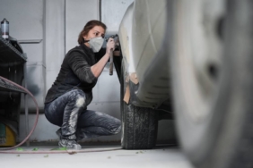 bilecik-haber_sanayinin-guler-ustasi-otomobillere-titizlikle-renk-veriyor-45746.jpg