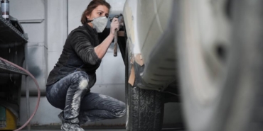 bilecik-haber_sanayinin-guler-ustasi-otomobillere-titizlikle-renk-veriyor-45746.jpg