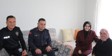 Şehit ailesine ziyarete gittiler