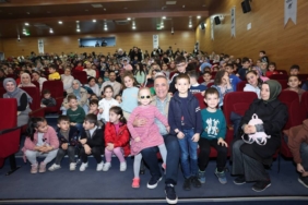 bilecik-haber_sultangazi-belediye-baskani-dursun-cocuklarla-tiyatro-izledi-42627.jpg