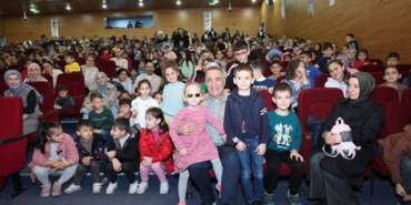 bilecik-haber_sultangazi-belediye-baskani-dursun-cocuklarla-tiyatro-izledi-42627.jpg
