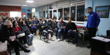 bilecik-haber_super-lig-hakemi-yankaya-duzenlenen-kursta-hakem-adaylariyla-bir-araya-geldi-43913.jpg