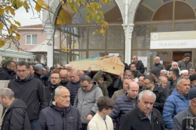 bilecik-haber_tekirdag-da-oglu-tarafindan-bicaklanarak-oldurulen-annenin-cenazesi-topraga-verildi-42950.jpg