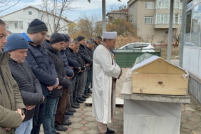 bilecik-haber_tekirdag-da-oglu-tarafindan-bicaklanarak-oldurulen-babanin-cenazesi-topraga-verildi-47007.jpg