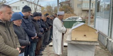 bilecik-haber_tekirdag-da-oglu-tarafindan-bicaklanarak-oldurulen-babanin-cenazesi-topraga-verildi-47007.jpg