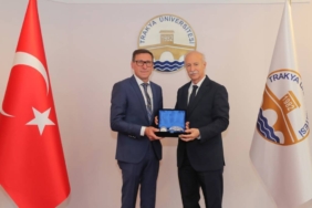 bilecik-haber_tu-rektoru-prof-dr-hatipler-yasayan-insan-hazineleri-odulu-ne-layik-gorulen-universite-personelini-tebrik-etti-46811.jpg