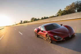 bilecik-haber_alfa-romeo-33-stradale-ye-yilin-super-otomobili-odulu-51533.jpg