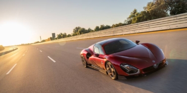 bilecik-haber_alfa-romeo-33-stradale-ye-yilin-super-otomobili-odulu-51533.jpg