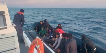 bilecik-haber_ayvalik-aciklarinda-lastik-bottaki-31-duzensiz-gocmen-kurtarildi-52843.jpg