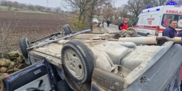 bilecik-haber_balikesir-de-takla-atan-otomobildeki-1-kisi-oldu-2-kisi-yaralandi-47440.jpg