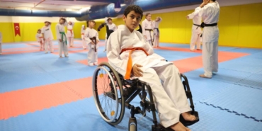 bilecik-haber_bedensel-engelli-ali-taha-karateyle-oz-guven-kazandi-50396.jpg