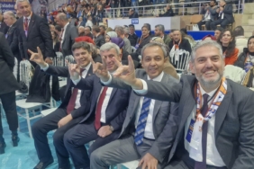 BOZKURT İŞARETİ YAPARAK BİRLİK BERABERLİK MESAJI VERDİLER
