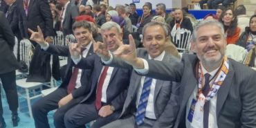 BOZKURT İŞARETİ YAPARAK BİRLİK BERABERLİK MESAJI VERDİLER