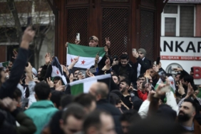 bilecik-haber_bursa-adana-hatay-ve-izmir-de-suriyeliler-baas-rejiminin-devrilmesini-kutladi-48924.jpg