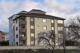 bilecik-haber_bursa-da-4-katli-binanin-2-katindaki-balkondan-dusen-genc-agir-yaralandi-49182.jpg