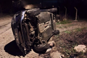 bilecik-haber_bursa-da-aydinlatma-diregine-carpan-otomobilin-surucusu-oldu-52842.jpg